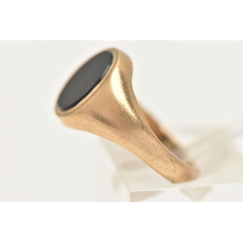 417 - A 9CT GOLD SIGNET RING, yellow gold oval signet, inlay set with onyx, hallmarked 9ct Birmingham, rin... 