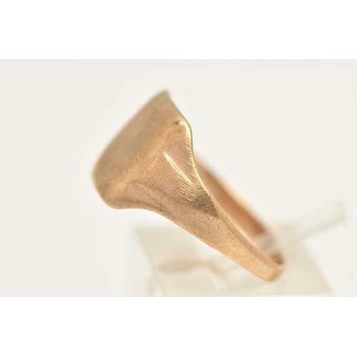 439 - A GENTS 9CT GOLD SIGNET RING, of a square form with worn engraving, tapering shoulders leading onto ... 