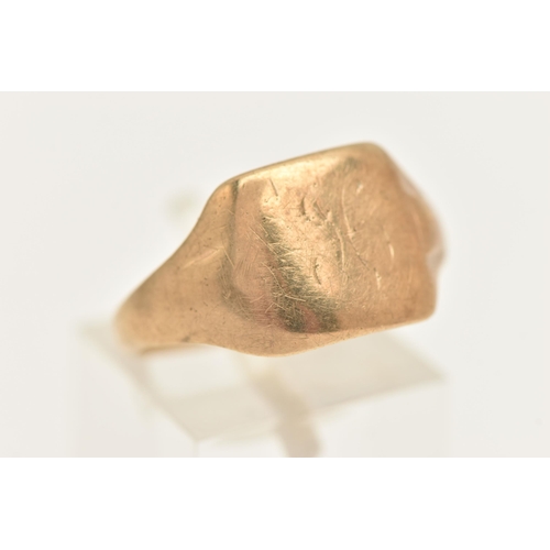 439 - A GENTS 9CT GOLD SIGNET RING, of a square form with worn engraving, tapering shoulders leading onto ... 