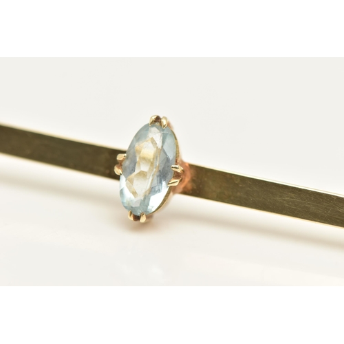 454 - A YELLOW METAL AQUAMARINE SET BAR BROOCH, designed as a polished bar set with a central oval cut aqu... 