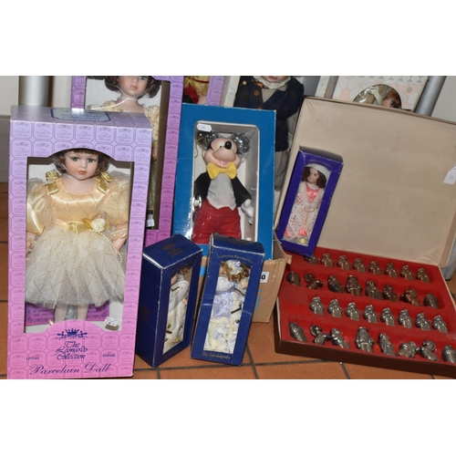 780 - A BOX AND LOOSE CHESS PIECES AND COLLECTORS DOLLS, comprising an Ajedrez metal chess set in a fitted... 