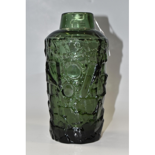 788 - A GREEN ART GLASS VASE BY GOTÉ AUGUSTSSON FOR RUDA GLASBRUK (1917-2004),  a 'Turcos' (Dark Green) se... 