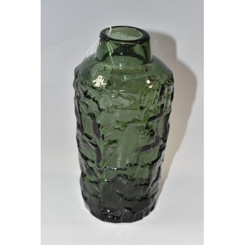 788 - A GREEN ART GLASS VASE BY GOTÉ AUGUSTSSON FOR RUDA GLASBRUK (1917-2004),  a 'Turcos' (Dark Green) se... 