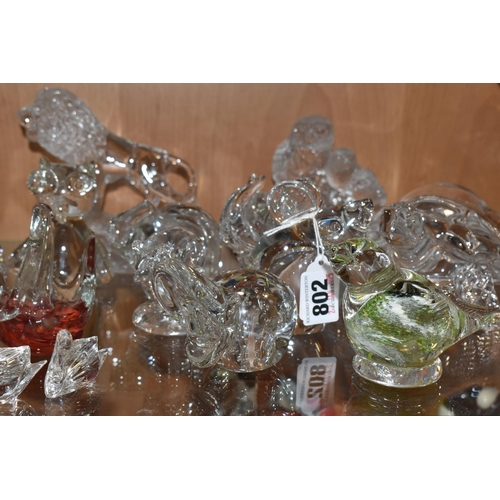 802 - A COLLECTION OF STUDIO GLASS ANIMALS, comprising a Swedish Royal Krona Folke Walving art glass paper... 