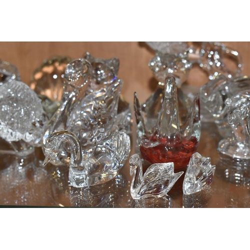 802 - A COLLECTION OF STUDIO GLASS ANIMALS, comprising a Swedish Royal Krona Folke Walving art glass paper... 