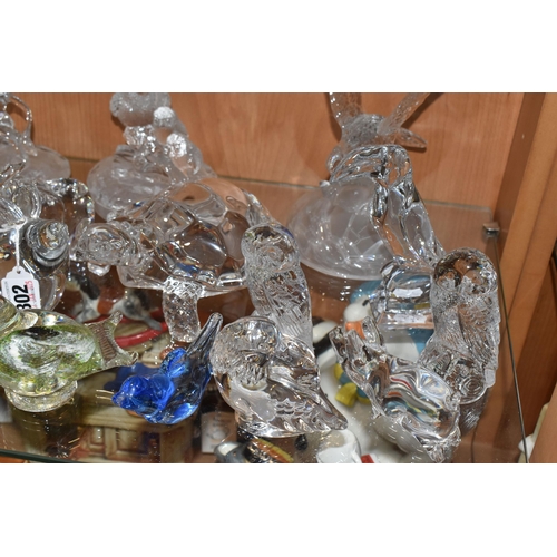 802 - A COLLECTION OF STUDIO GLASS ANIMALS, comprising a Swedish Royal Krona Folke Walving art glass paper... 