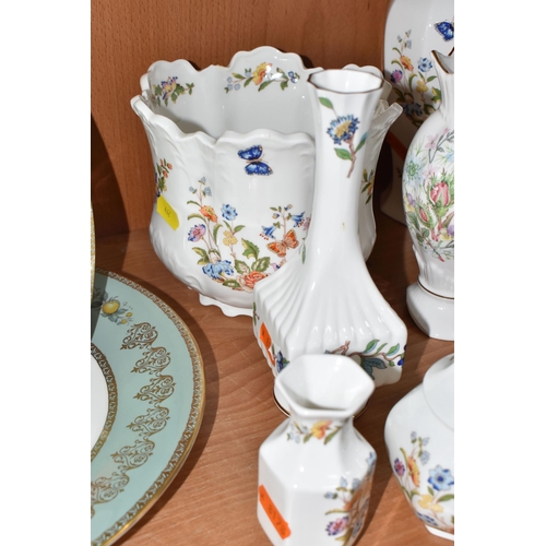 832 - MIXED CERAMICS AND GLASSWARE to include a yellow nineteenth century Wedgwood sucrier with a King Cha... 