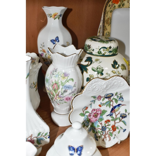 832 - MIXED CERAMICS AND GLASSWARE to include a yellow nineteenth century Wedgwood sucrier with a King Cha... 