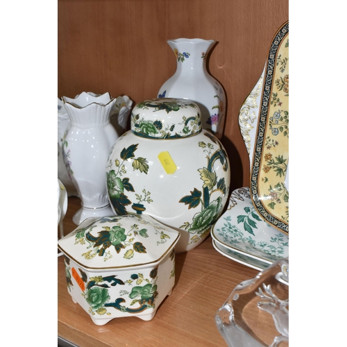 832 - MIXED CERAMICS AND GLASSWARE to include a yellow nineteenth century Wedgwood sucrier with a King Cha... 