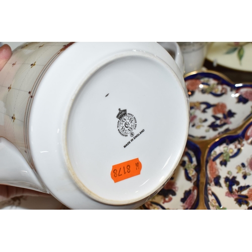 832 - MIXED CERAMICS AND GLASSWARE to include a yellow nineteenth century Wedgwood sucrier with a King Cha... 