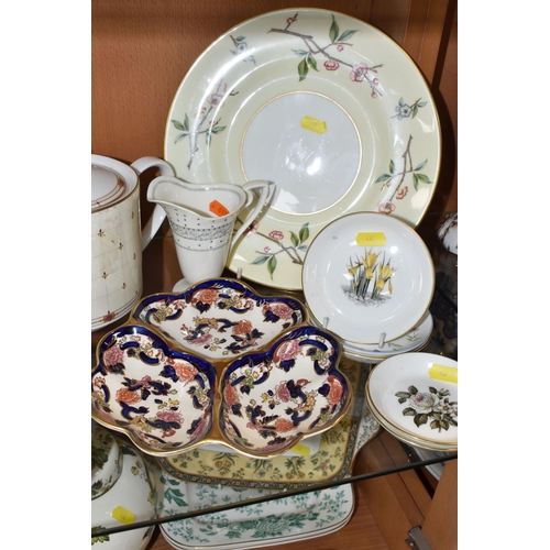 832 - MIXED CERAMICS AND GLASSWARE to include a yellow nineteenth century Wedgwood sucrier with a King Cha... 