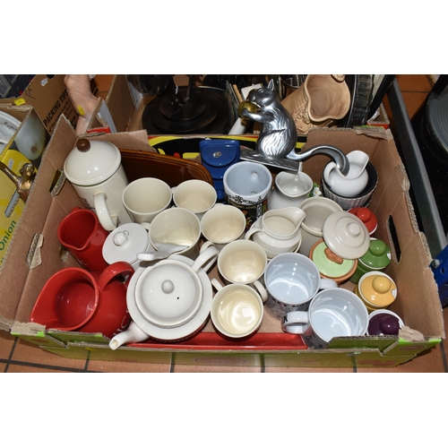 840 - FOUR BOXES AND LOOSE CERAMICS AND MISCELLANEOUS ITEMS to include a box of vintage ceramics to includ... 