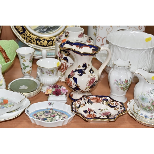 851 - A QUANTITY OF CERAMIC GIFTWARE AND  KITCHENWARE to include a quantity of Mason's 'Mandalay' items co... 