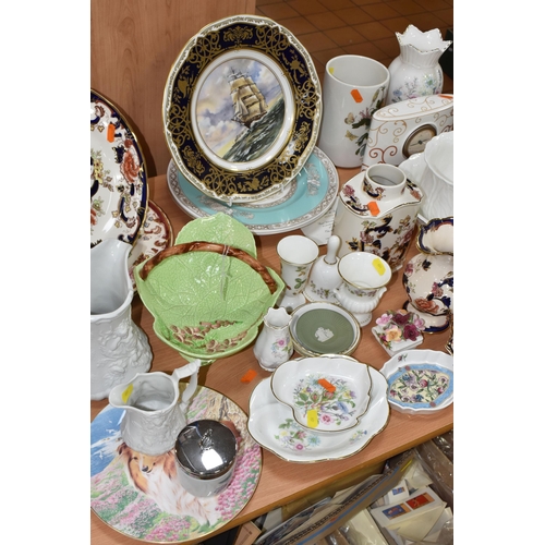 851 - A QUANTITY OF CERAMIC GIFTWARE AND  KITCHENWARE to include a quantity of Mason's 'Mandalay' items co... 