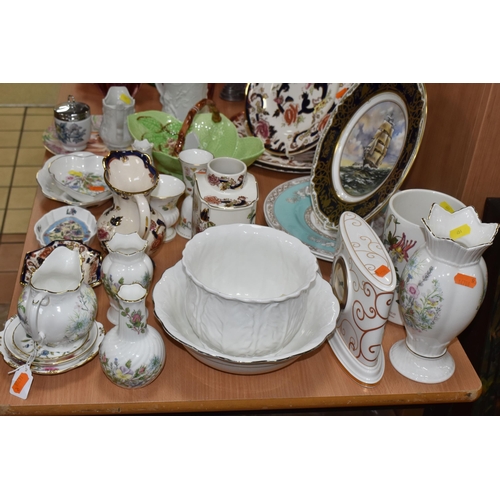 851 - A QUANTITY OF CERAMIC GIFTWARE AND  KITCHENWARE to include a quantity of Mason's 'Mandalay' items co... 