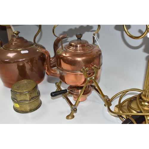 860 - A GROUP OF FOUR COPPER AND BRASS ITEMS to include a nineteenth-century copper and brass kettle with ... 