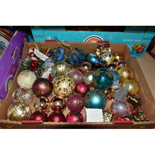 875 - FOUR BOXES AND LOOSE CHRISTMAS DECORATIONS AND SUNDIES, to include a boxed wooden candle bridge deco... 