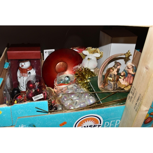 875 - FOUR BOXES AND LOOSE CHRISTMAS DECORATIONS AND SUNDIES, to include a boxed wooden candle bridge deco... 