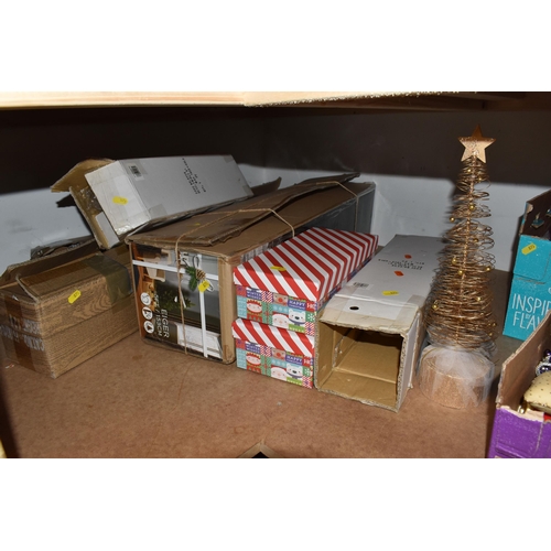 875 - FOUR BOXES AND LOOSE CHRISTMAS DECORATIONS AND SUNDIES, to include a boxed wooden candle bridge deco... 