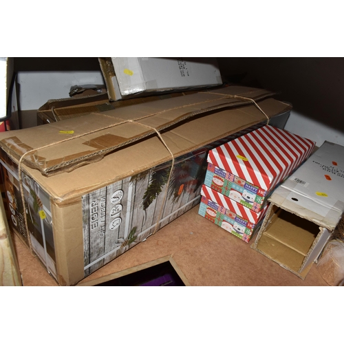 875 - FOUR BOXES AND LOOSE CHRISTMAS DECORATIONS AND SUNDIES, to include a boxed wooden candle bridge deco... 