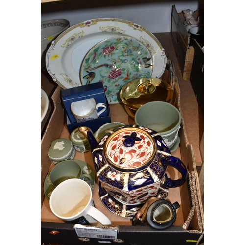 882 - TWO BOXES AND LOOSE CERAMICS, to include six pieces of sage green Wedgwood jasperware, boxed Royal W... 