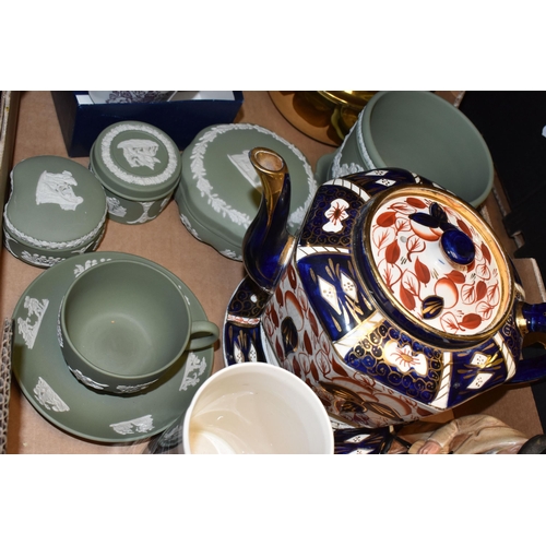 882 - TWO BOXES AND LOOSE CERAMICS, to include six pieces of sage green Wedgwood jasperware, boxed Royal W... 