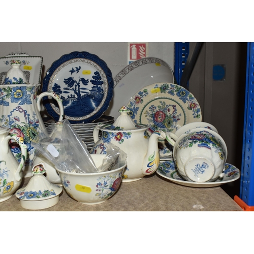 890 - A LARGE GROUP OF MOSTLY SPODE CHINESE ROSE DINNERWARES to include a lidded tureen (dull when tapped)... 