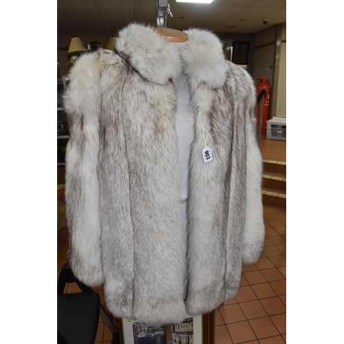 903 - AN ARCTIC FOX FUR JACKET, cream with brown tips, approximate ladies UK size 10, length excluding col... 