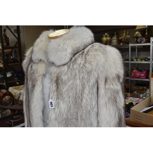 903 - AN ARCTIC FOX FUR JACKET, cream with brown tips, approximate ladies UK size 10, length excluding col... 