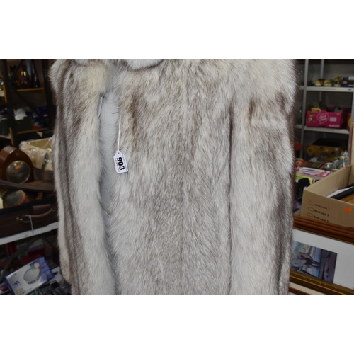 903 - AN ARCTIC FOX FUR JACKET, cream with brown tips, approximate ladies UK size 10, length excluding col... 