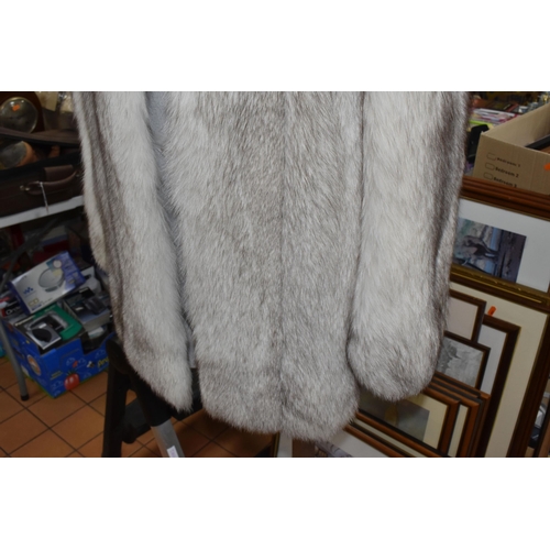 903 - AN ARCTIC FOX FUR JACKET, cream with brown tips, approximate ladies UK size 10, length excluding col... 