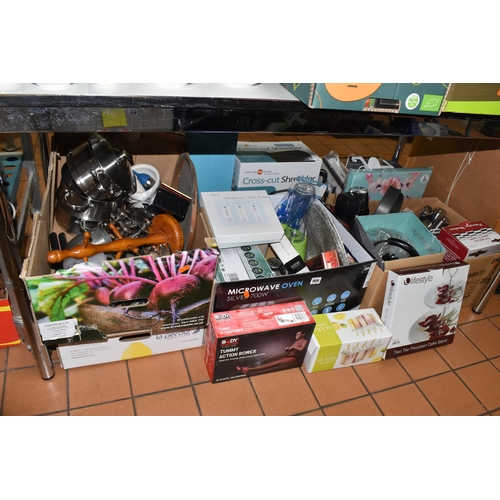 906 - FIVE BOXES AND LOOSE MISCELLANEOUS ITEMS to include a box of assorted metalware comprising a large q... 