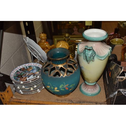 943 - TWO BOXES AND LOOSE MISCELLANEOUS CERAMICS, to include Sadler covered storage jars included oriental... 