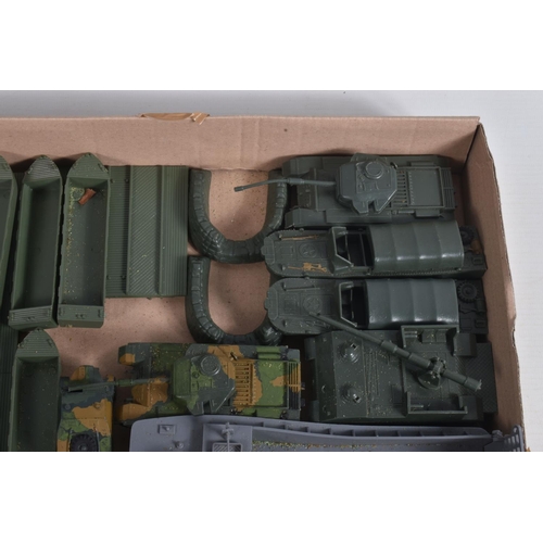 15 - A QUANTITY OF BOXED AND UNBOXED AIRFIX OO/HO SOLDIER FIGURES AND ACCESSORIES, boxed sets of WWII Bri... 