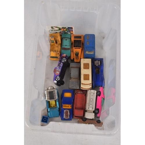 87 - TWO BOXES OF BOXED AND LOOSE CORGI AND OTHER DIECAST VEHICLES, TOGETHER WITH A CORGI TOYS GARAGE AND... 