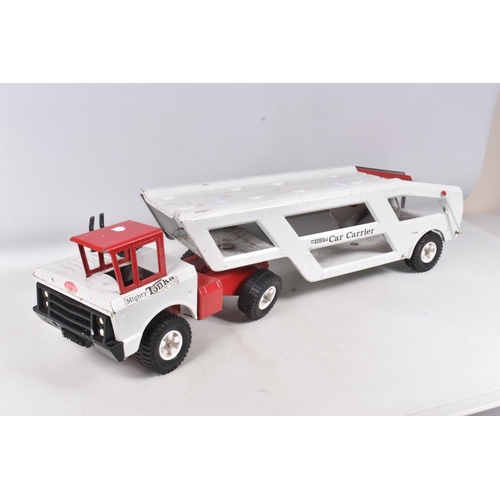 114 - TWO MIGHTY TONKA TOYS ARTICULATED CAR CARRIERS/CAR TRANSPORTERS, one with red/white half cab and whi... 