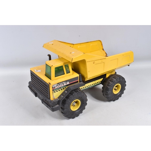 116 - FIVE ITEMS OF MIGHTY TONKA TOYS CONSTRUCTION EQUIUPMENT, Lorry/Truck mounted Grab Crane, Tracked Bul... 