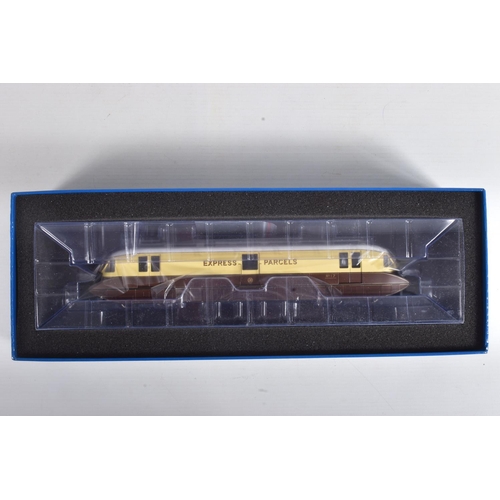 120 - A BOXED DAPOL OO GAUGE 1:76 SCALE MODEL DIESEL RAILCAR, a Streamlined Parcel Rail car, no. 17, in GW... 