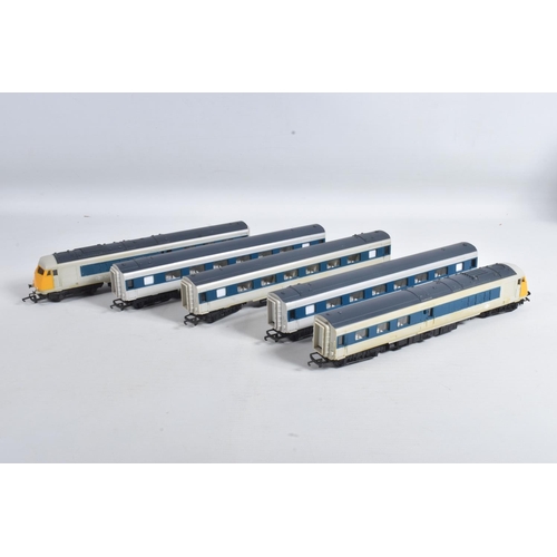 146 - AN UNBOXED TRI-ANG RAILWAYS OO GAUGE 5 CAR 'BLUE PULLMAN' SET,  Power Car No.W60095. Dummy Power Car... 