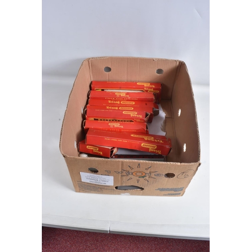 162 - A QUANTITY OF BOXED AND UNBOXED OO GAUGE MODEL RAILWAY ITEMS, majority are Tri-ang, Hornby or Hornby... 