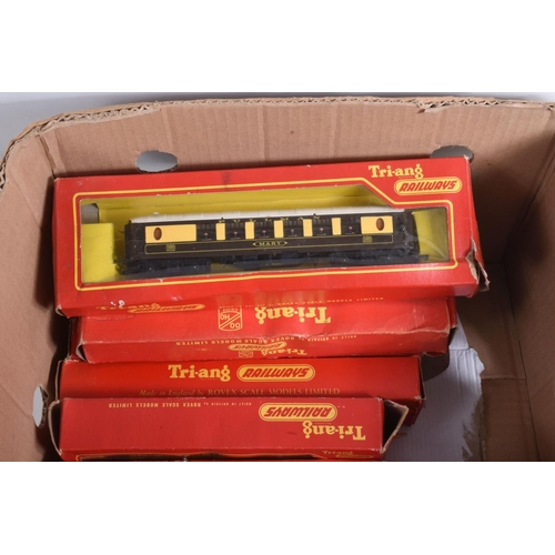 162 - A QUANTITY OF BOXED AND UNBOXED OO GAUGE MODEL RAILWAY ITEMS, majority are Tri-ang, Hornby or Hornby... 