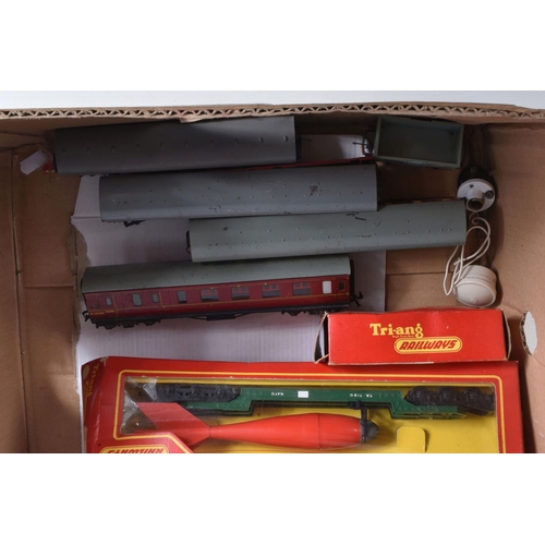 162 - A QUANTITY OF BOXED AND UNBOXED OO GAUGE MODEL RAILWAY ITEMS, majority are Tri-ang, Hornby or Hornby... 