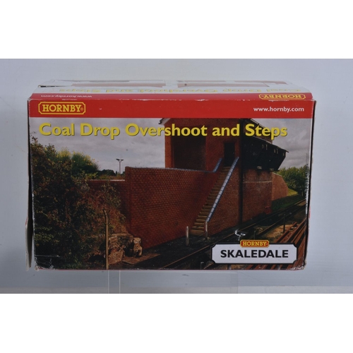 166 - A COLLECTION OF BOXED 00 GAUGE HORNBY SKALEDALE TRACKSIDE BUILDINGS, to include a Coal Drop Ramp 1, ... 