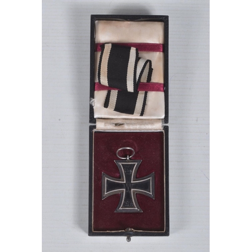 216 - A WWI ERA GERMAN IRON CROSS IN A BOX, this cross is magnetic and the ribbon does not light up under ... 