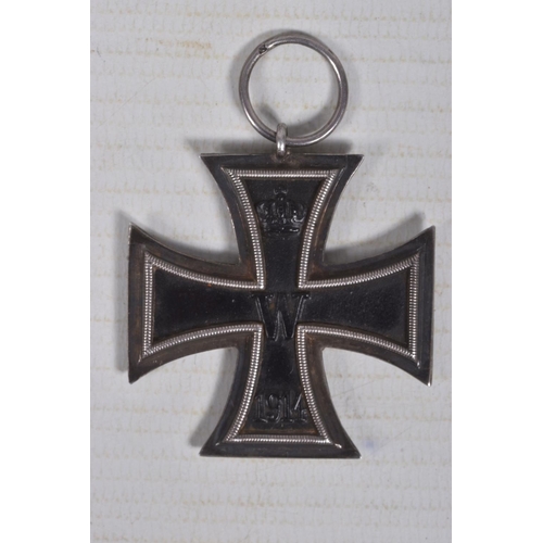 216 - A WWI ERA GERMAN IRON CROSS IN A BOX, this cross is magnetic and the ribbon does not light up under ... 