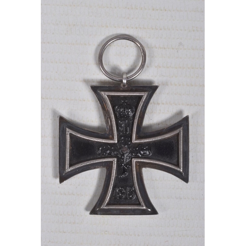 216 - A WWI ERA GERMAN IRON CROSS IN A BOX, this cross is magnetic and the ribbon does not light up under ... 