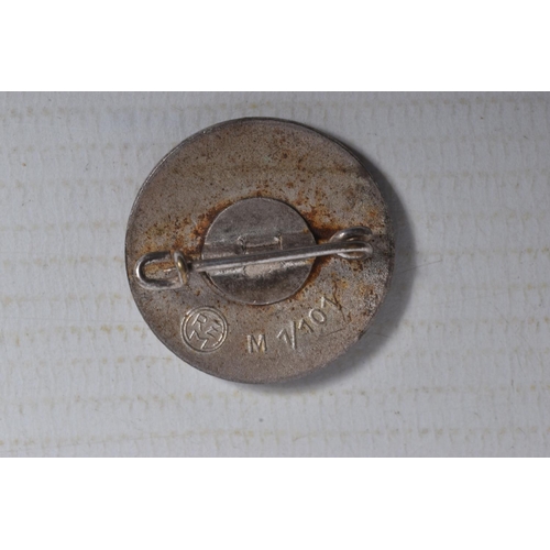 217 - A GERMAN NSDAP PIN BADGE WITH MAKERS MARK, this appears to be in good condition and only has light s... 