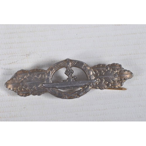 226 - A GERMAN KRIEGSMARINE U-BOAT COMBAT CLASP, it is fully maker marked on the reverse and has a horizon... 