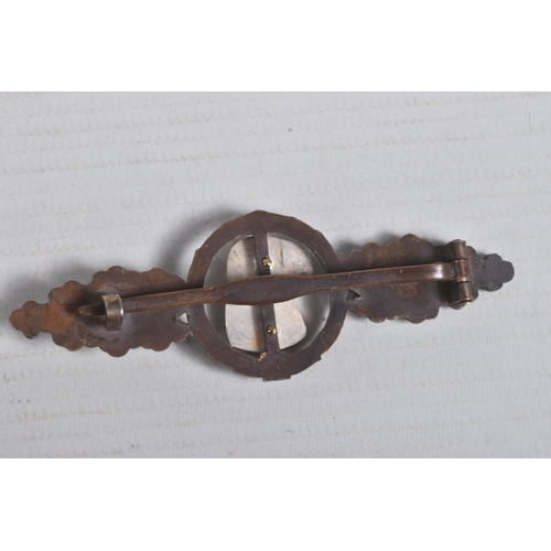 241 - A GERMAN LUFTWAFFE RECONNAISSANCE CLASP IN BRONZE, this is un-marked on the reverse, the pin and hin... 