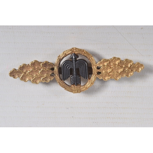 243 - A BOXED GOLD GERMAN LUFTWAFFE CLASP, this is maker marked on the reverse for C.E. JUNKER BERLIN, the... 